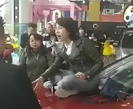 奔驰女引擎盖哭诉
